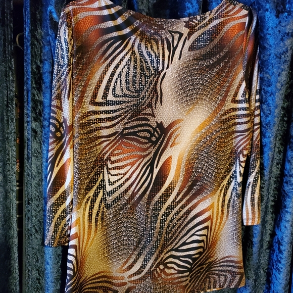 3/4 sleeve stretchy animal print gathered v-neck top in warm browns - Picture 3 of 3